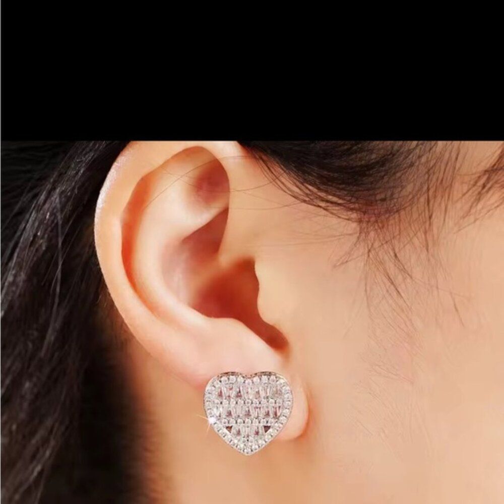 Elegant Silver Rhinestone Romantic Love Crystal Stud Heart Earrings - Picture 5 of 6